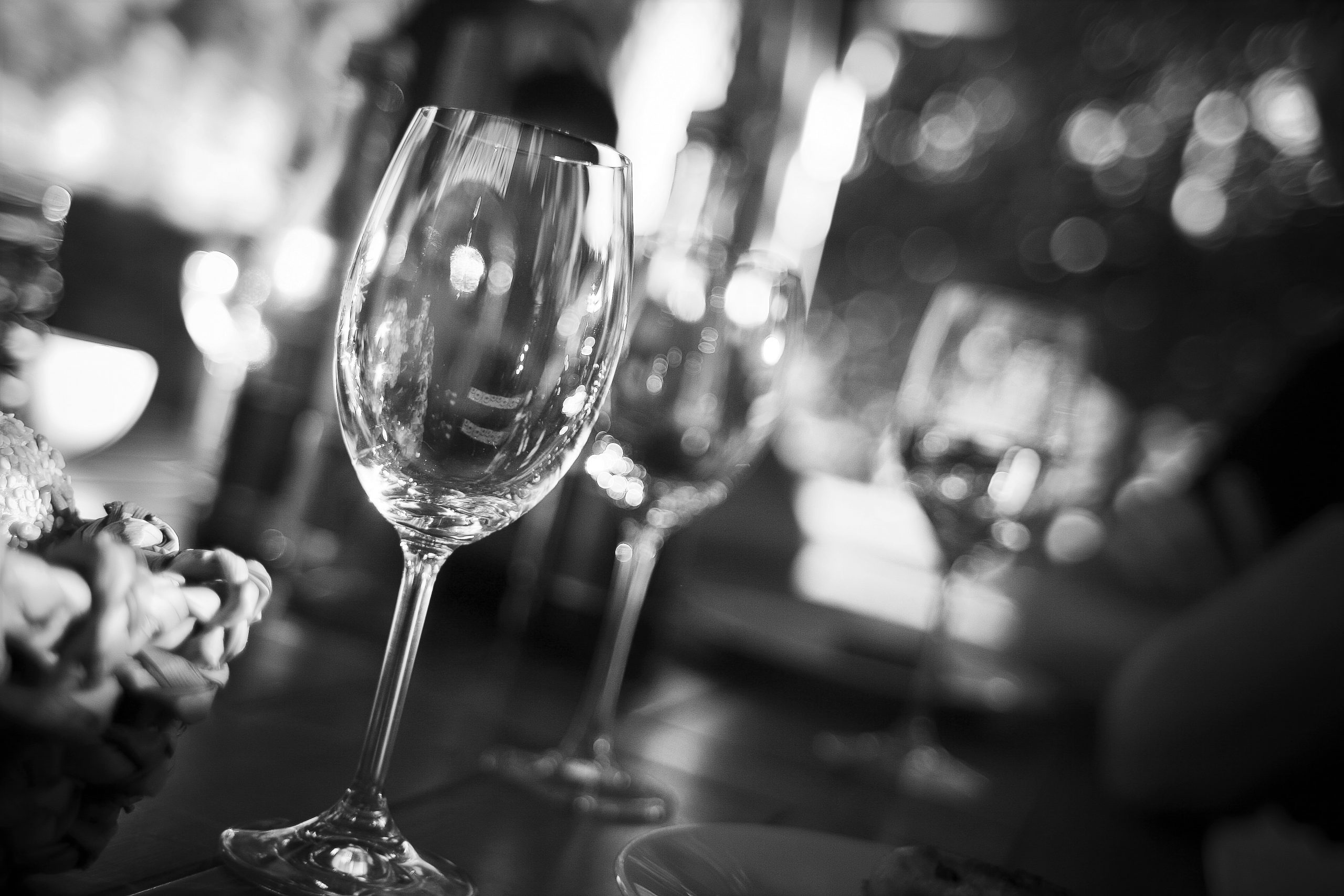 wine-glass-on-restaurant-table-225228.jpg